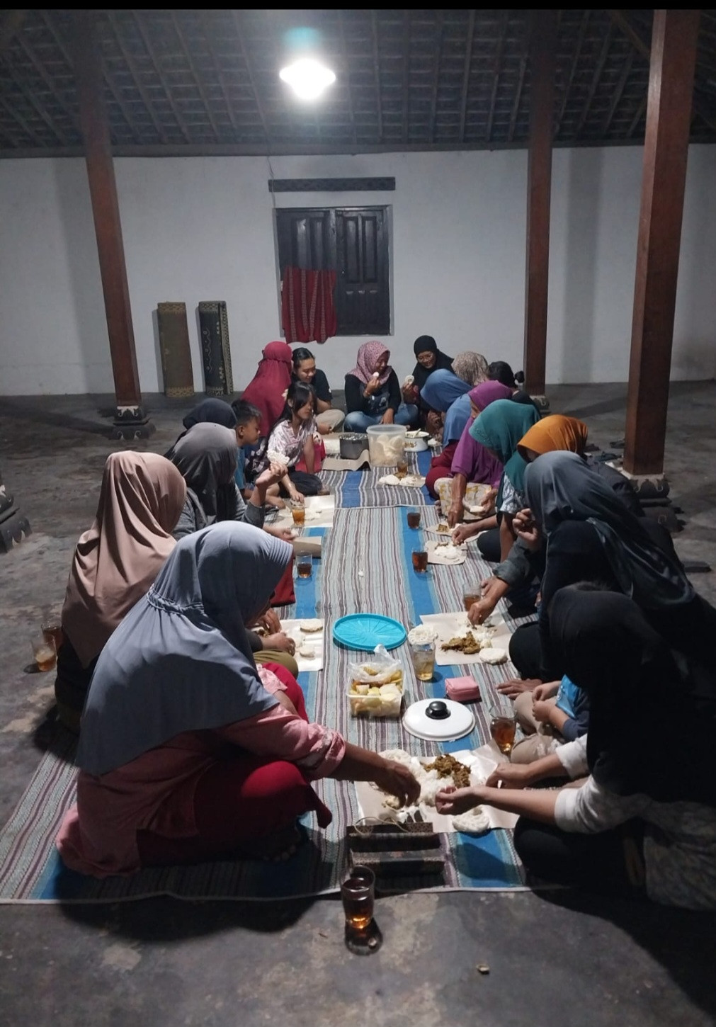 Makan bareng ibu ibu rt 03 dsn meces