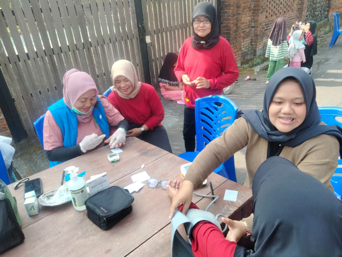 Cek kesehatan cek tensi dan cek gula darah Setelah jalan sehat warga Rejodani Puntuk