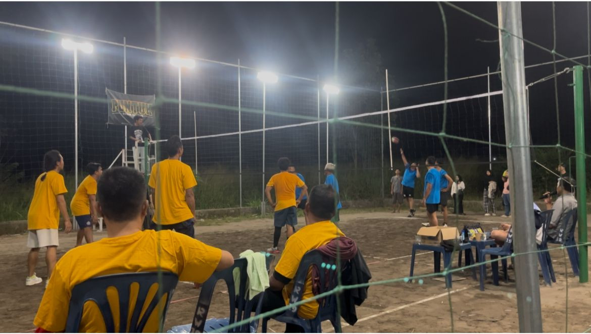 Final pertandingan bola voli Bapak2 Puntuk RW 19