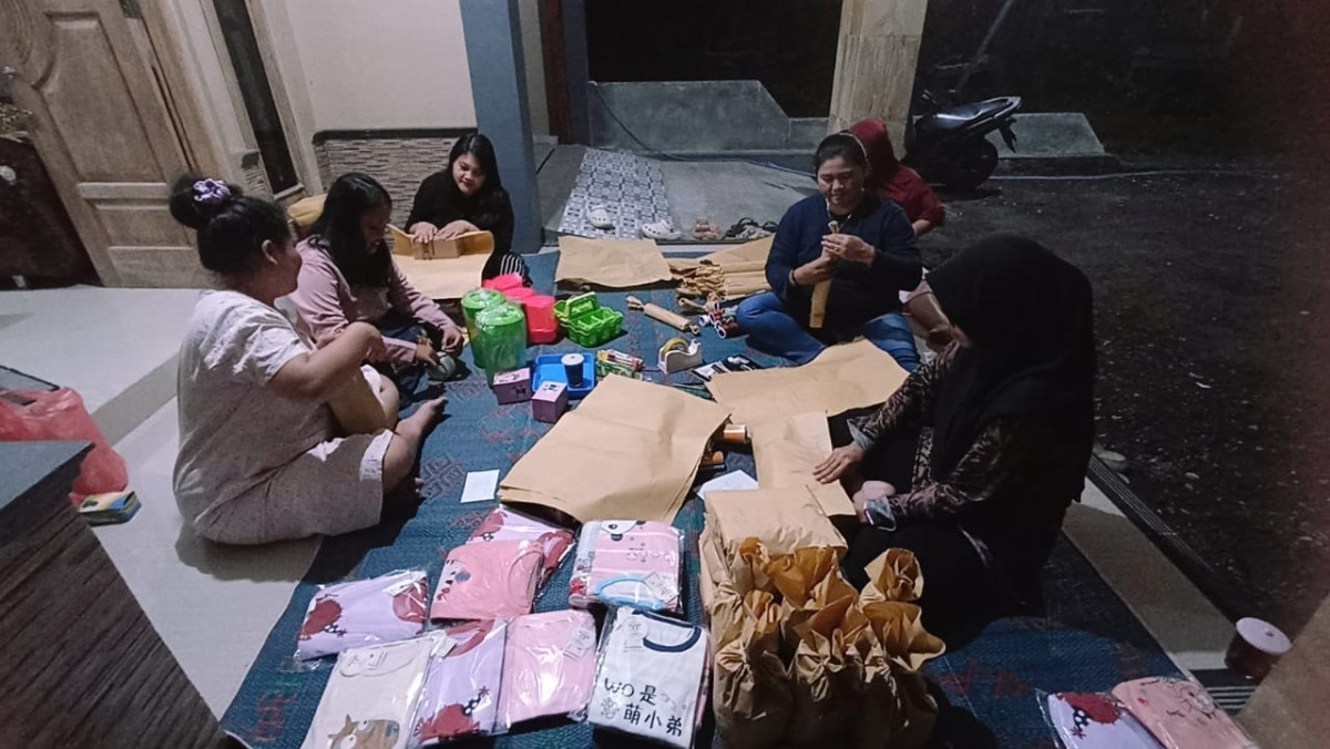 Melakukam persiapan pembagian hadiah lomba 17an Dongkelsari Puntuk