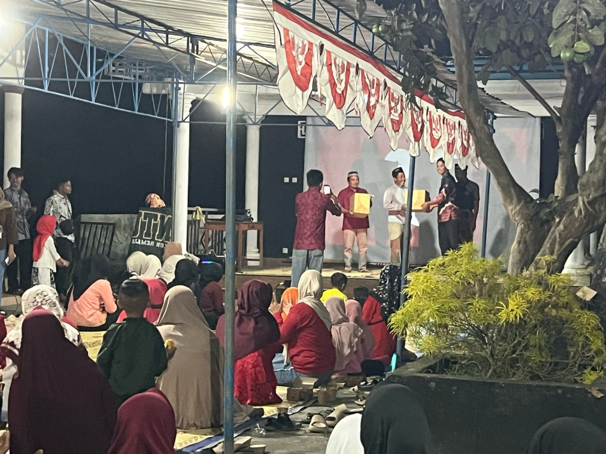 Pembagian hadiah juara voli putra Puntuk RW 19