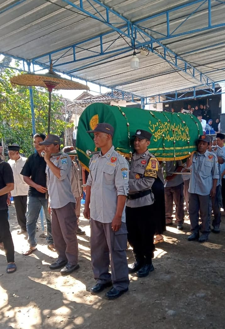 Pak dukuh Puntuk Melakukan Takziah di Dusun Tetangga