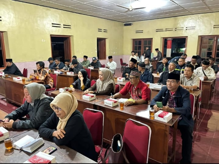 Pak dukuh Puntuk menghadiri undangan rapat pembentukan panitia pemilihan pamong kalurahan