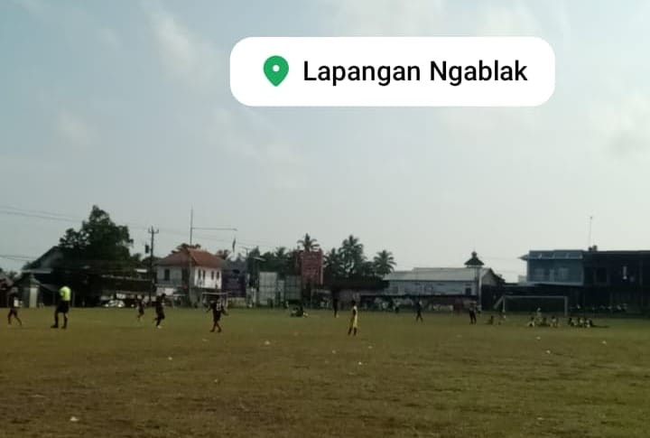 Remaja Puntuk Mengikuti Sparing Sepak Bola