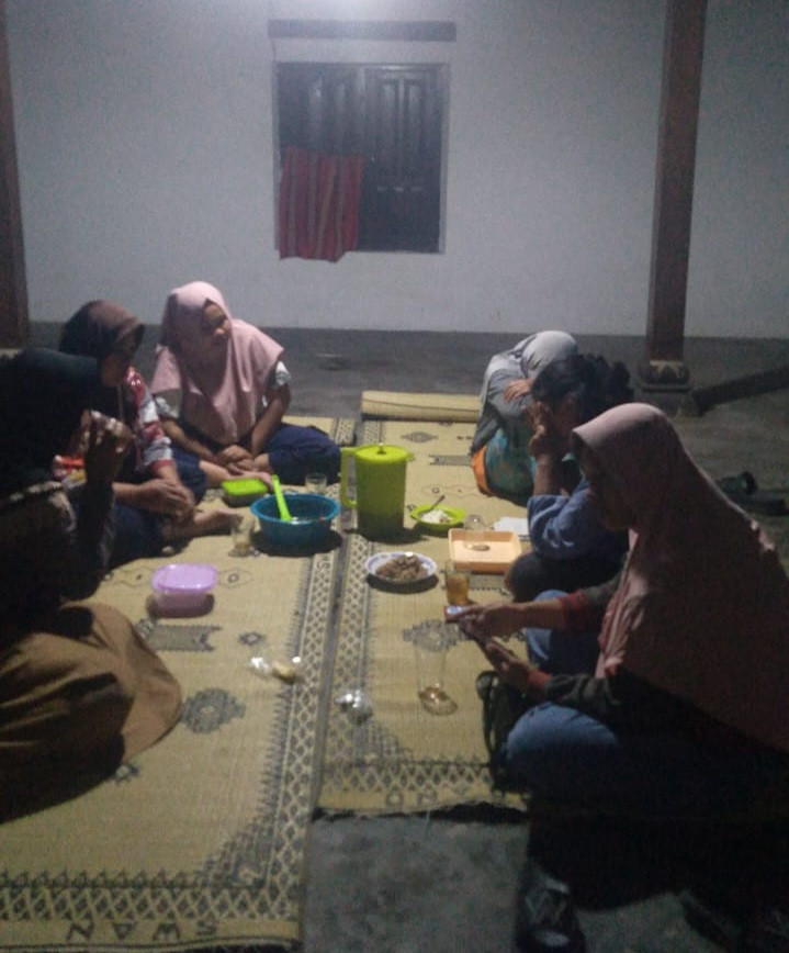 Makan makan ala ibu ibu rt 03 dsn meces