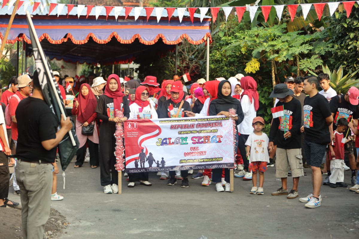 Warga Dusun Degolan  Jalan Sehat Dalam Rangka Merayakan HUT RI ke 80 Tahun