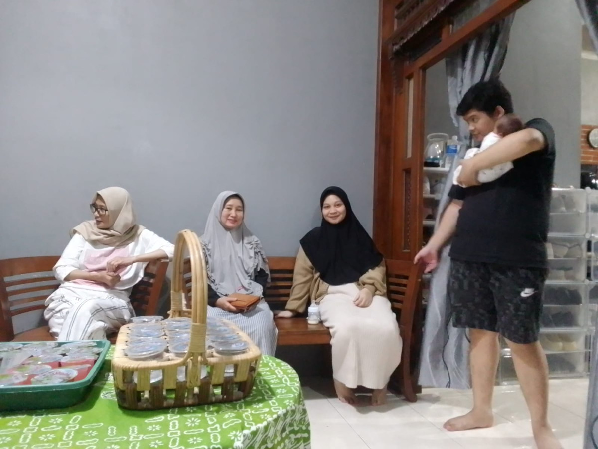 Warga Dusun Degolan dan Ibu Kader Posyandu Silaturrahmi kerumah Ibu Nifas dan Balita