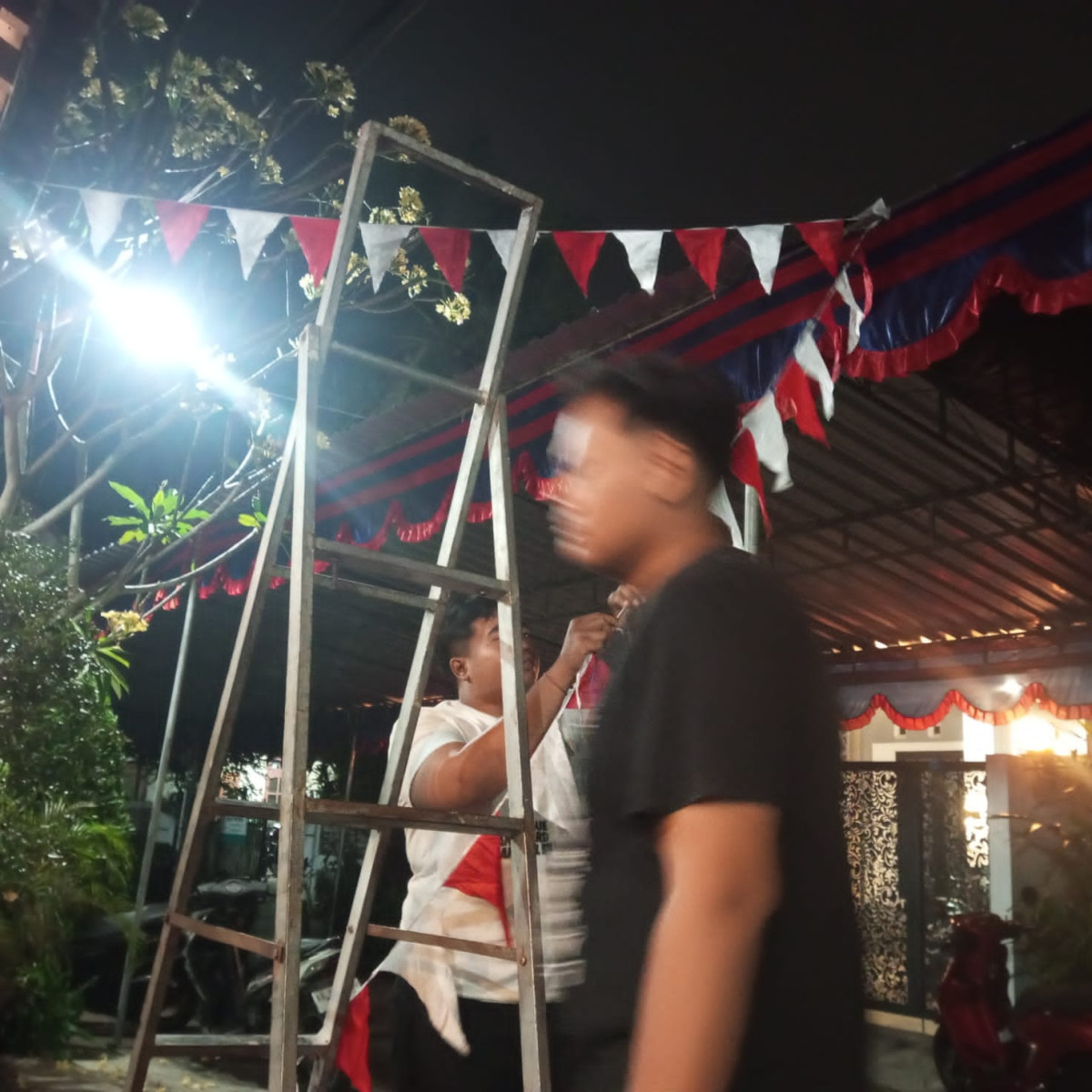 Gotong Royong Warga Dusun Degolan Memasangan Bendera dan Umbul - Umbul Menyambut HUT RI Ke80