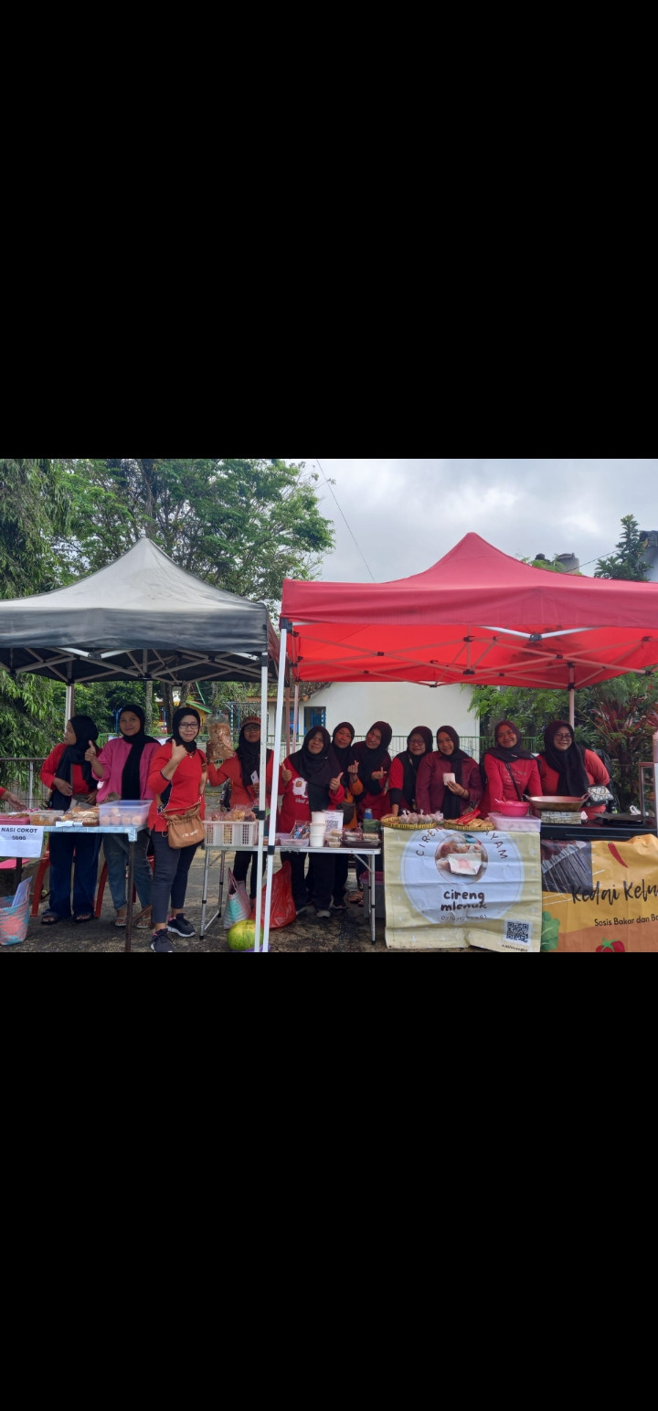 Warga dusun Medelan berjualan Di Sps Tunas Bangsa