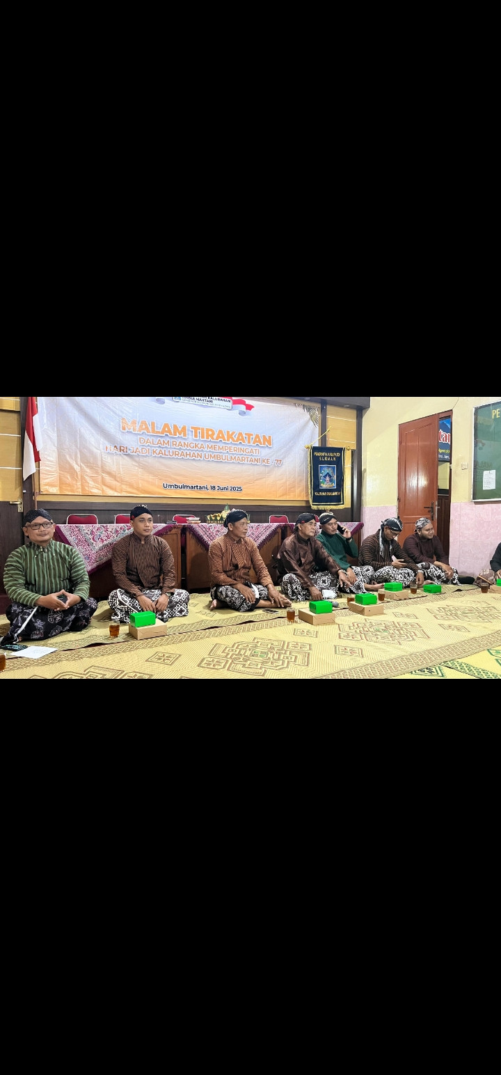 Warga Medelan mengikuti tirakatan hari jadi kalurahan