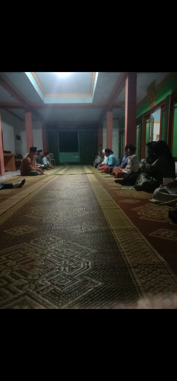 Warga tempel medelan membaca amalan rotib