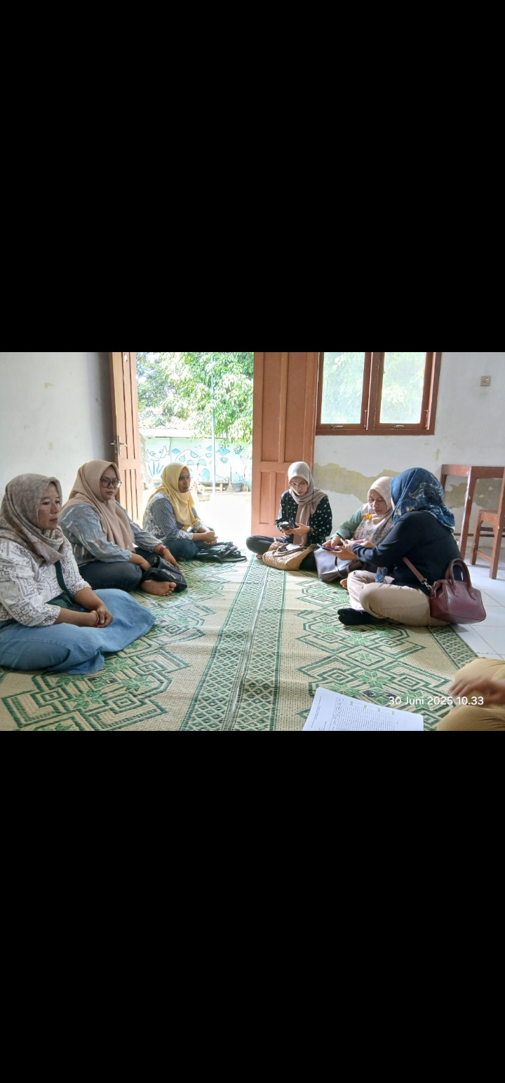 Warga medelan mengikuti rapat kader pmt lokal