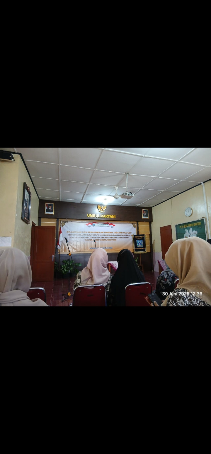 Warga medelan mengikuti pelantikan ulu ulu