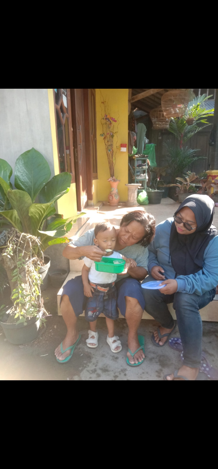 Kader medelan memberikan pmt lokal untuk balita