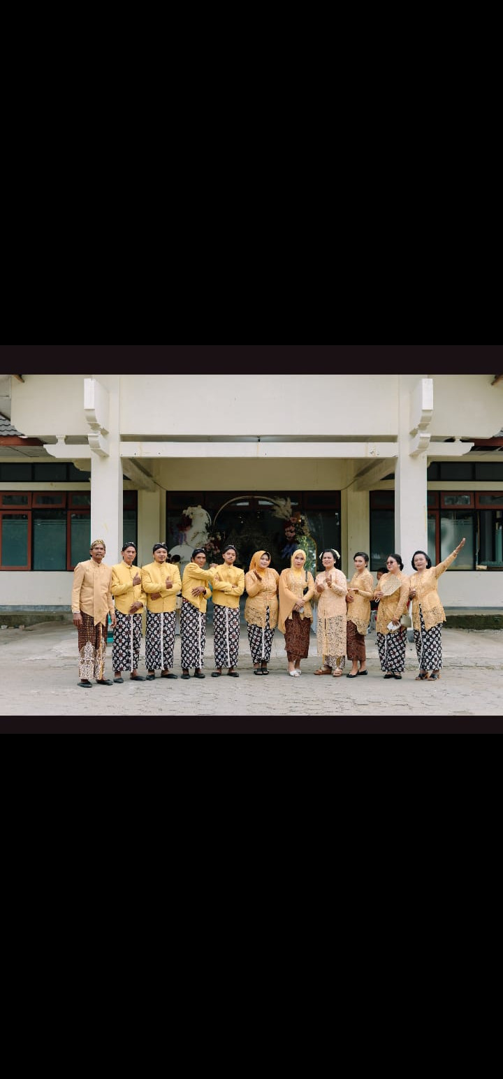 Warga medelan menghadiri pernikahan mia