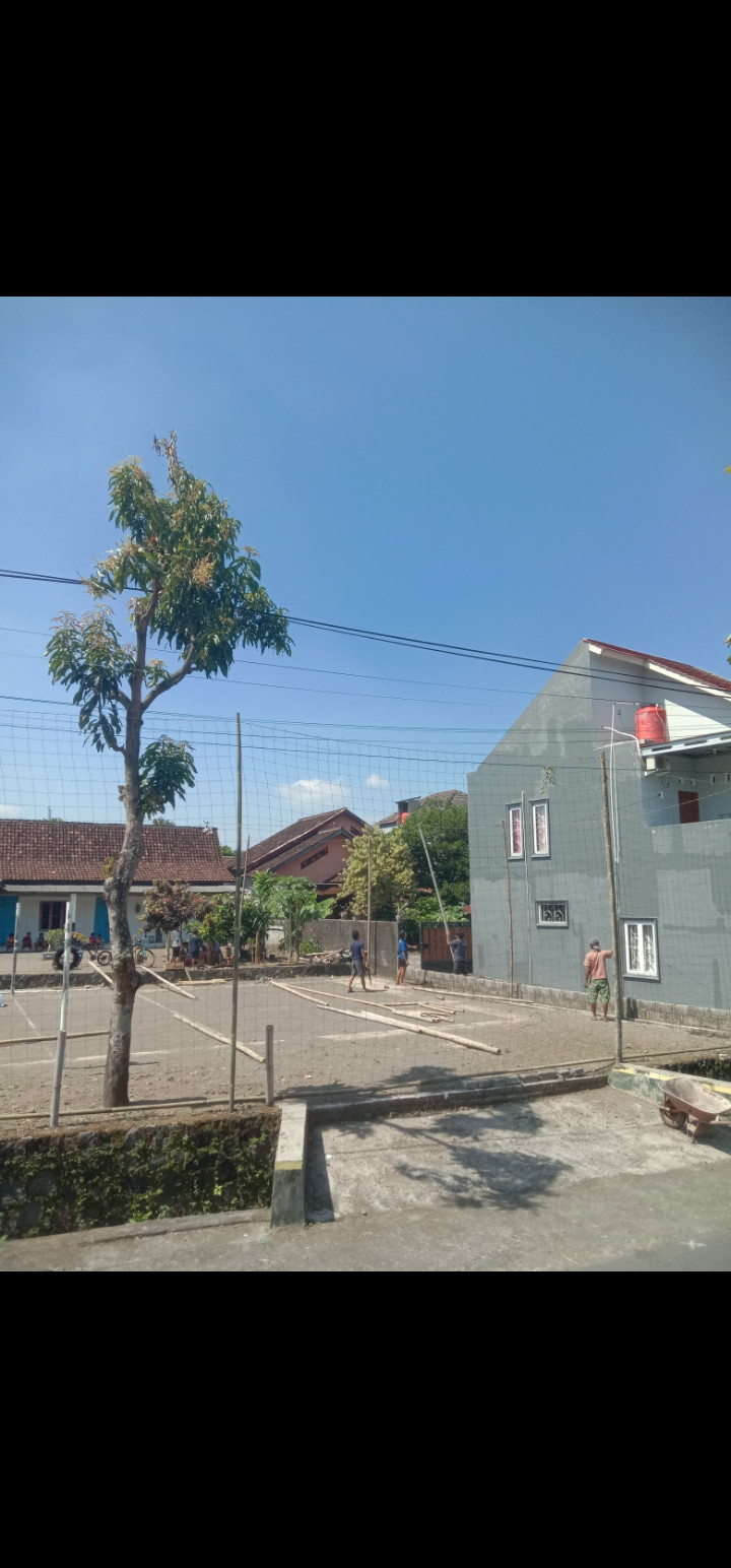 Warga medelan gotong royong membuat lapangan voli