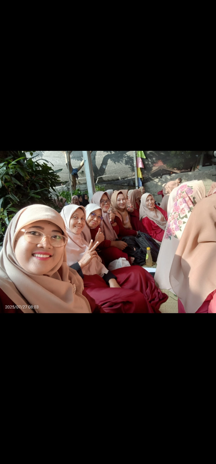 Warga Medelan Mengikuti Safari Sholawat