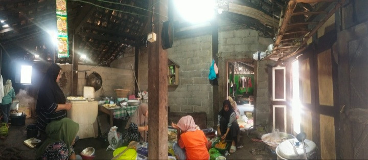 Gotong royong masak ibu2 ngemplak asem