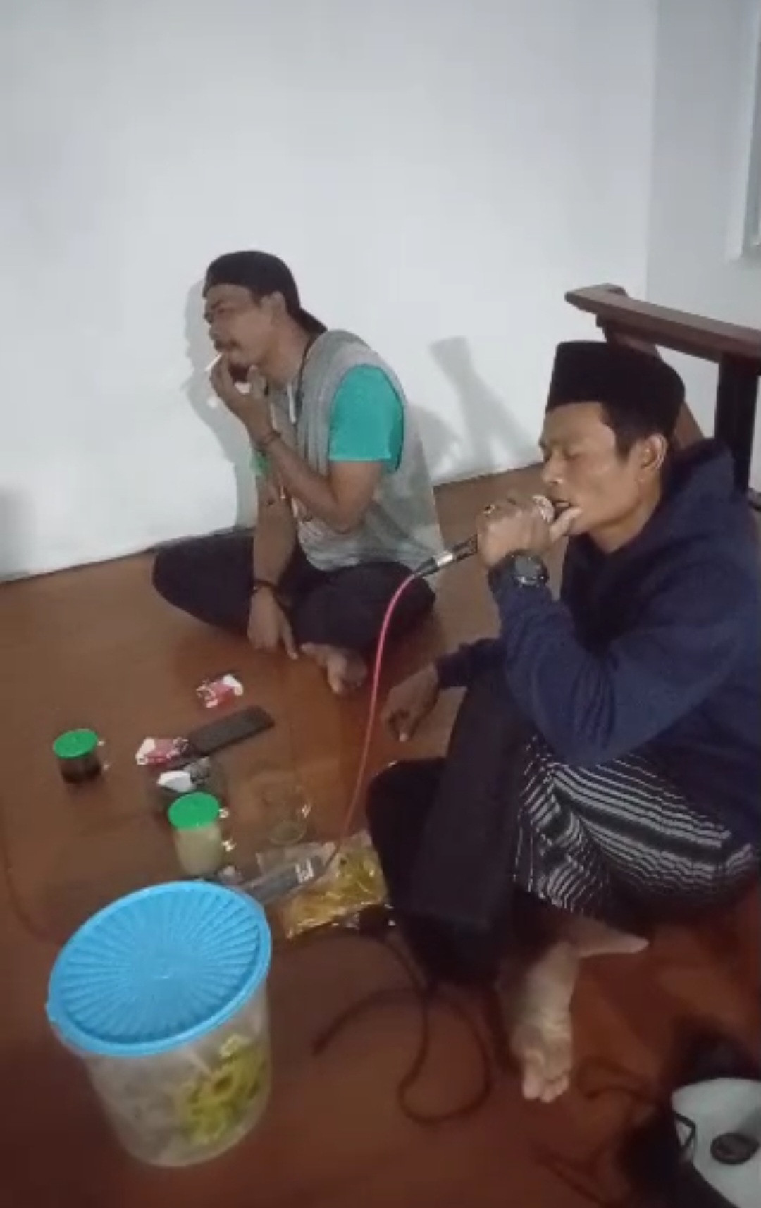 Mengisi wsktu luang karaokean dr dsn meces
