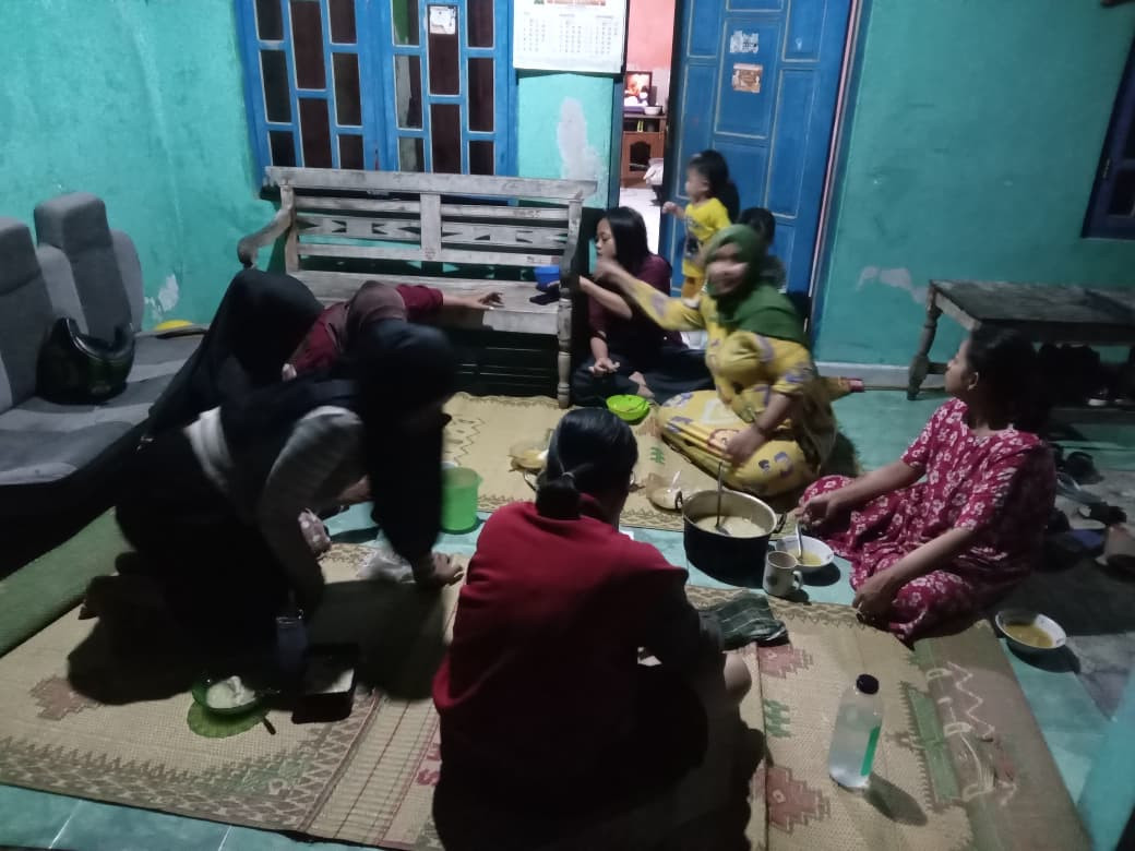 MakN makan ibu2 rtn03 dsn meces