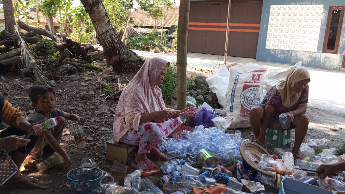 Ibu2 rt 3 cilikan memilah rongsok