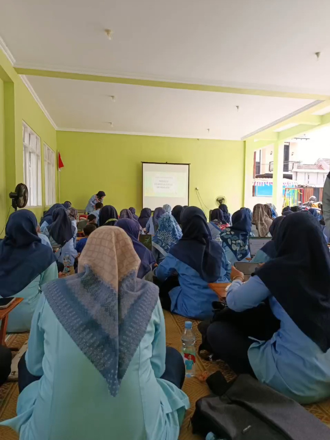 Perremuan guru guru tk paud dr dsn mefes