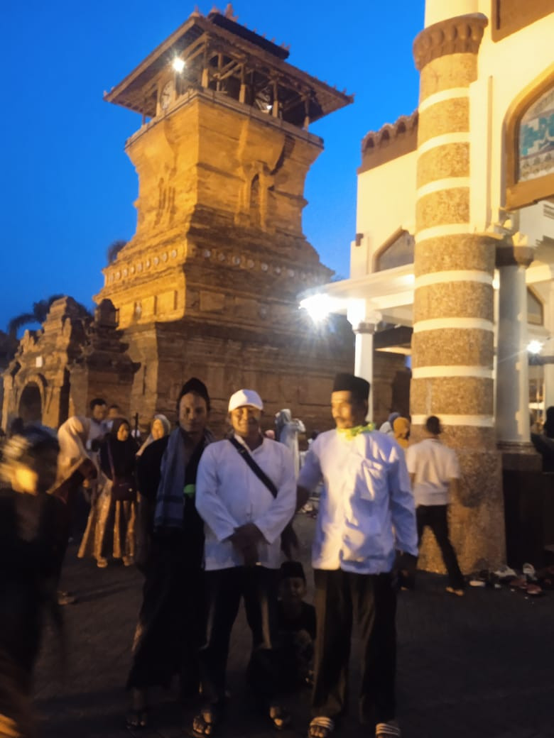 Ziaroh ke makam wali dsn meced