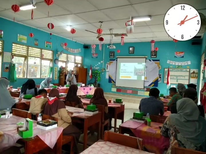 Pak dukuh Puntuk menghadiri pertemuan  Review kurikulum 2025 / 2026 di SDN