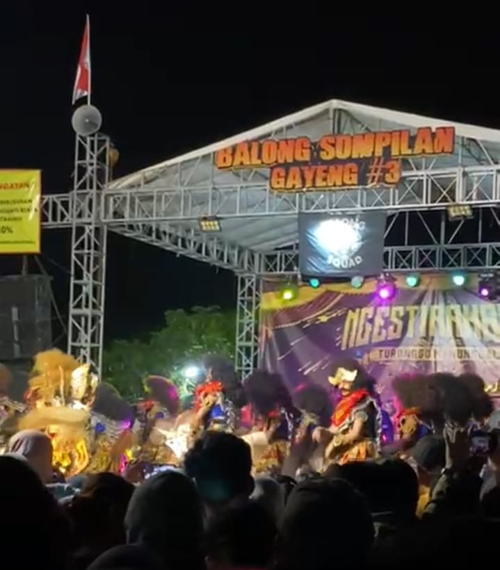 Warga Puntuk menyaksikan kesenian jatilan  jathilan"ngestirahayu" di balong ,sompilan