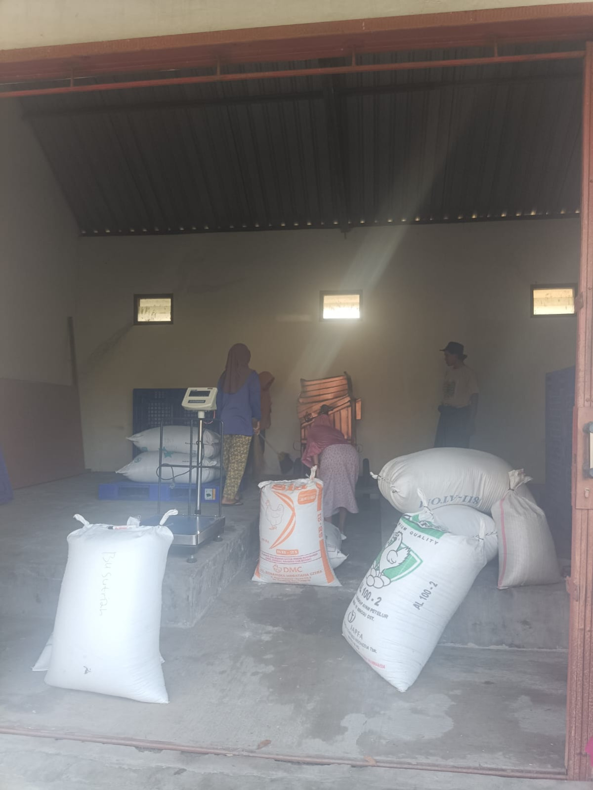 Warga Puntuk Melakukan Pengembalian gabah di lumbung KWT