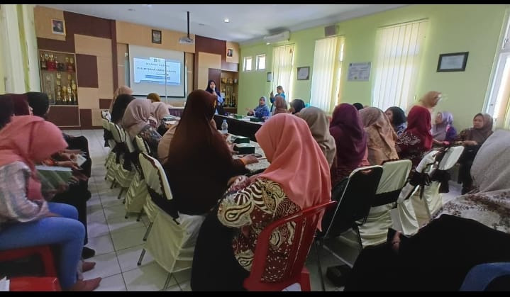 Kader puntuk menghadiri pertemuan rakor kader bulanan di puskesmas