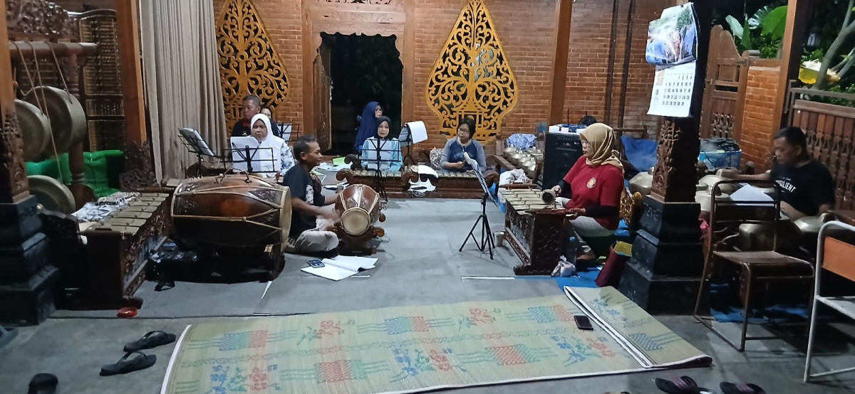 Warga Dusun Degolan Melaksanakan Kegiatan Rutin Karawitan