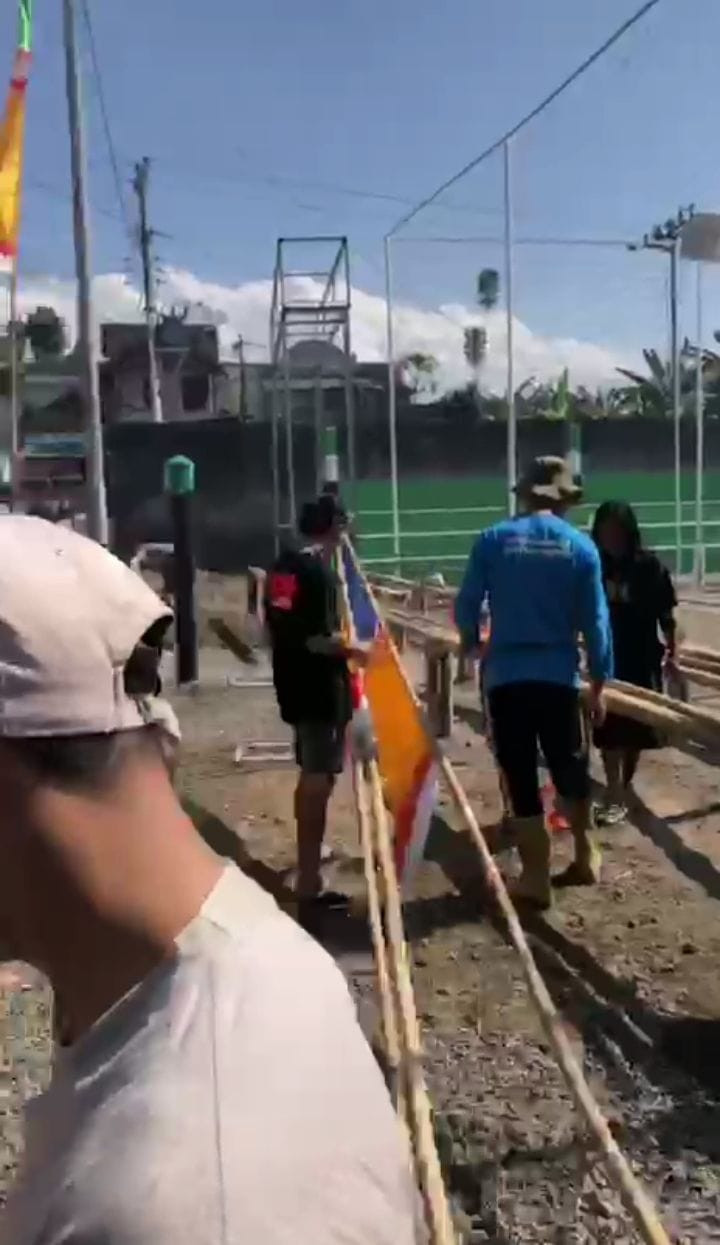 Persiapan pemasangan umbul - umbul