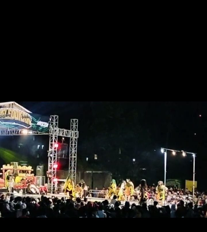 Warga Dusun Degolan Menyaksikan Pertunjukan Jathilan