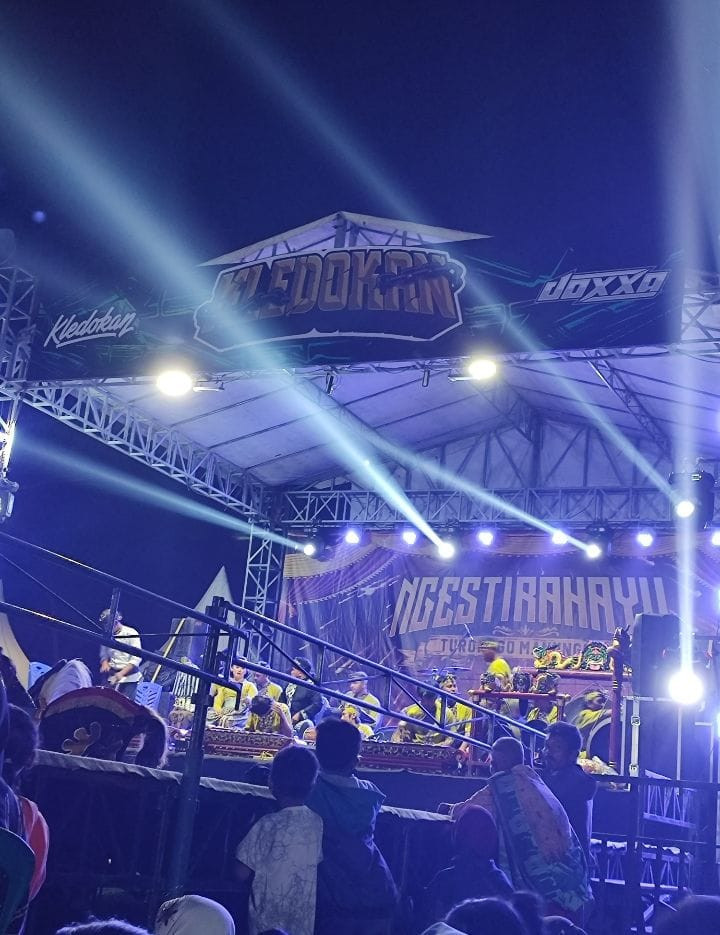 Suasana diatas panggung para crew musik sedang mempersiapkan alat musik