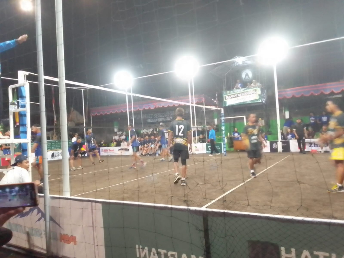 Warga Dusun Degolan Menyaksikan PORKAL