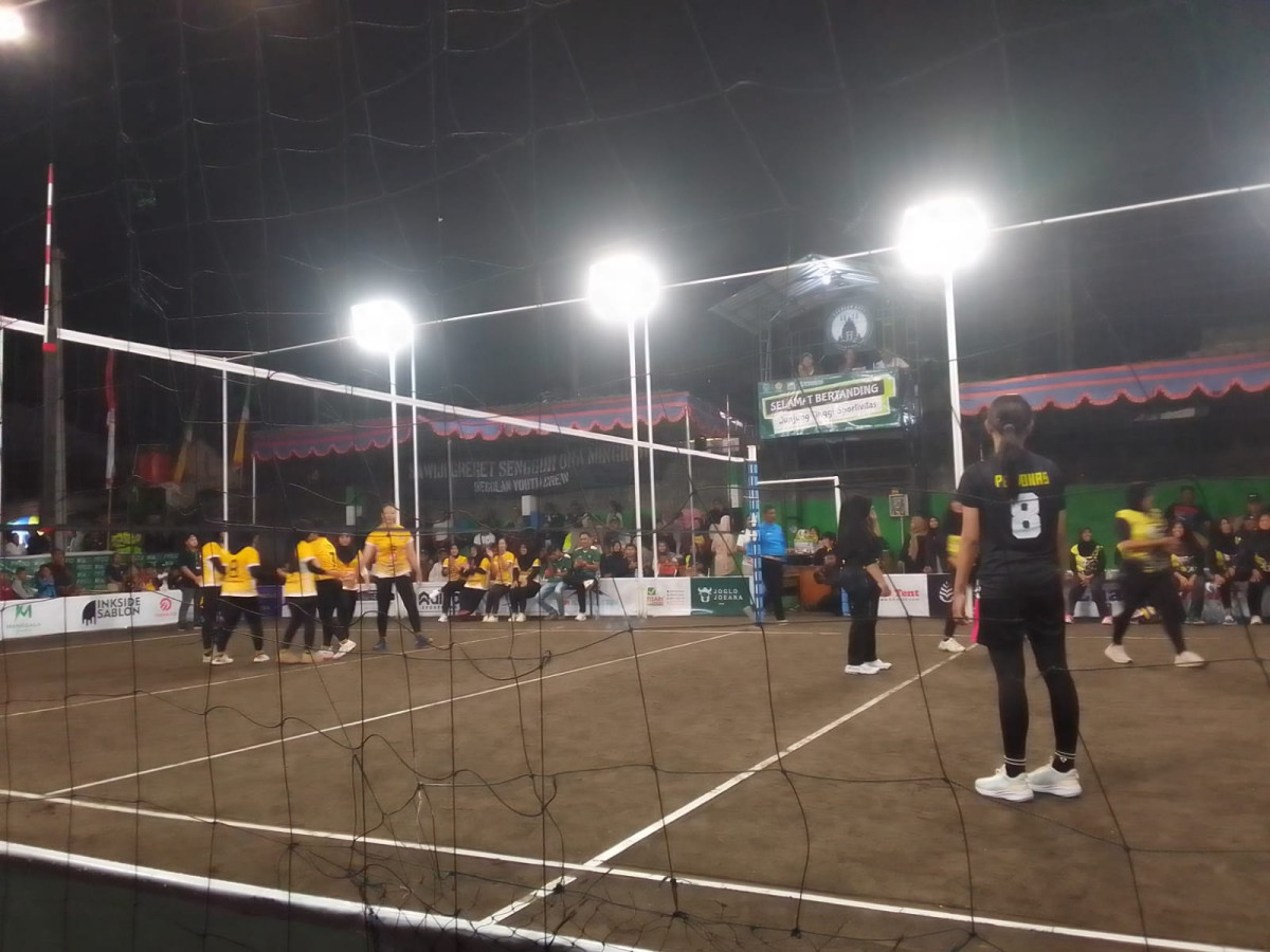 Warga Dusun Degolan Menyaksikan PORKAL