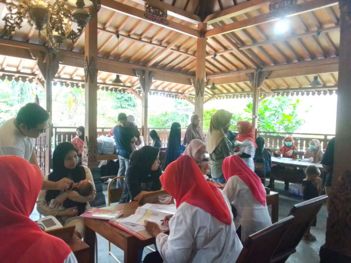 Suasana petugas dimeja pencatatan