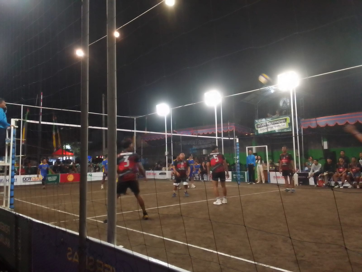 Warga Dusun Degolan Menyaksikan PORKAL