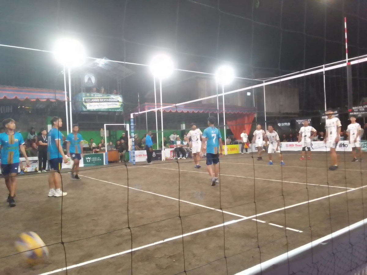 Warga Dusun Degolan Menyaksikan PORKAL