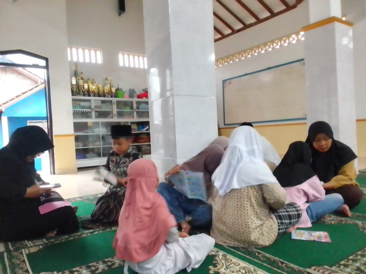 Suasana belajar membaca Iqra' di TPA Al Mu'awwanah dusun Degolan