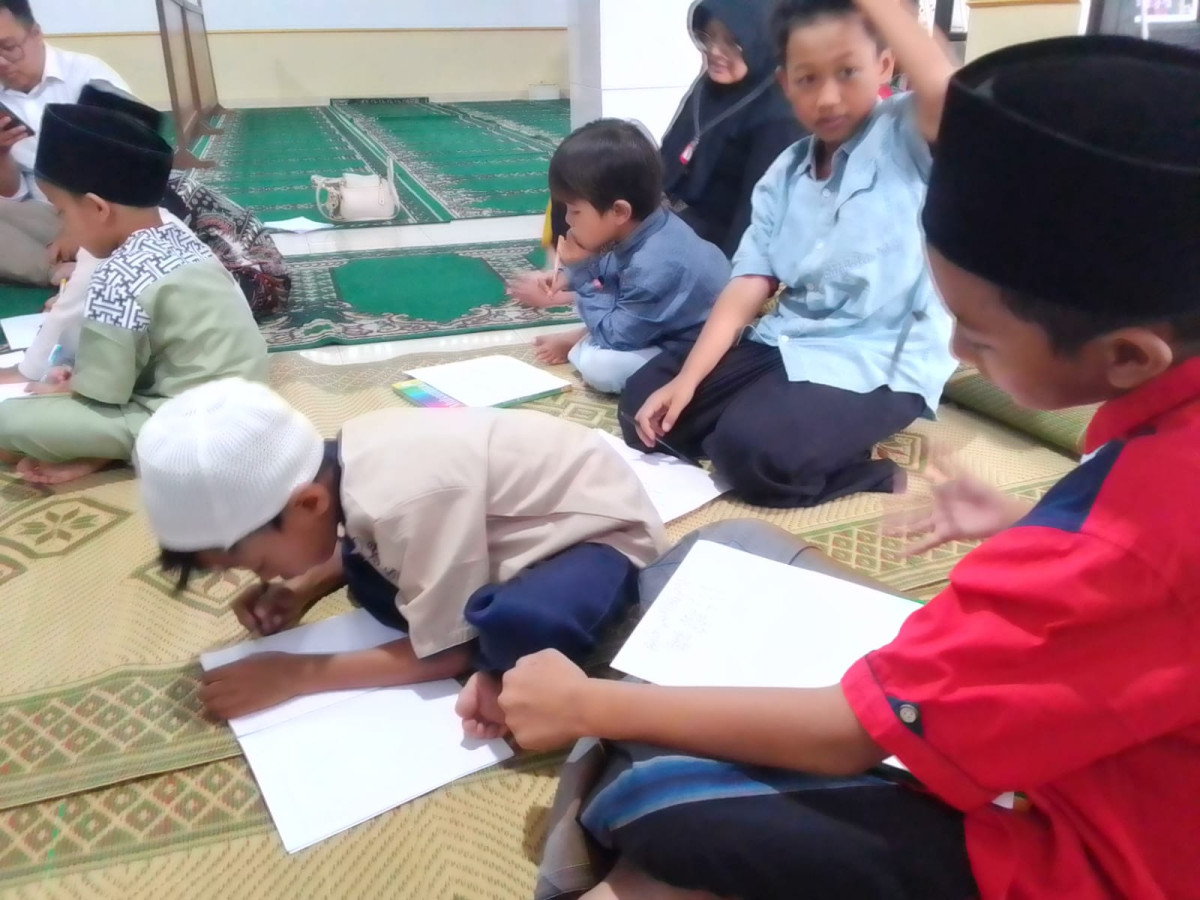 Suasana belajar dimusholla Al Mu'awwanah