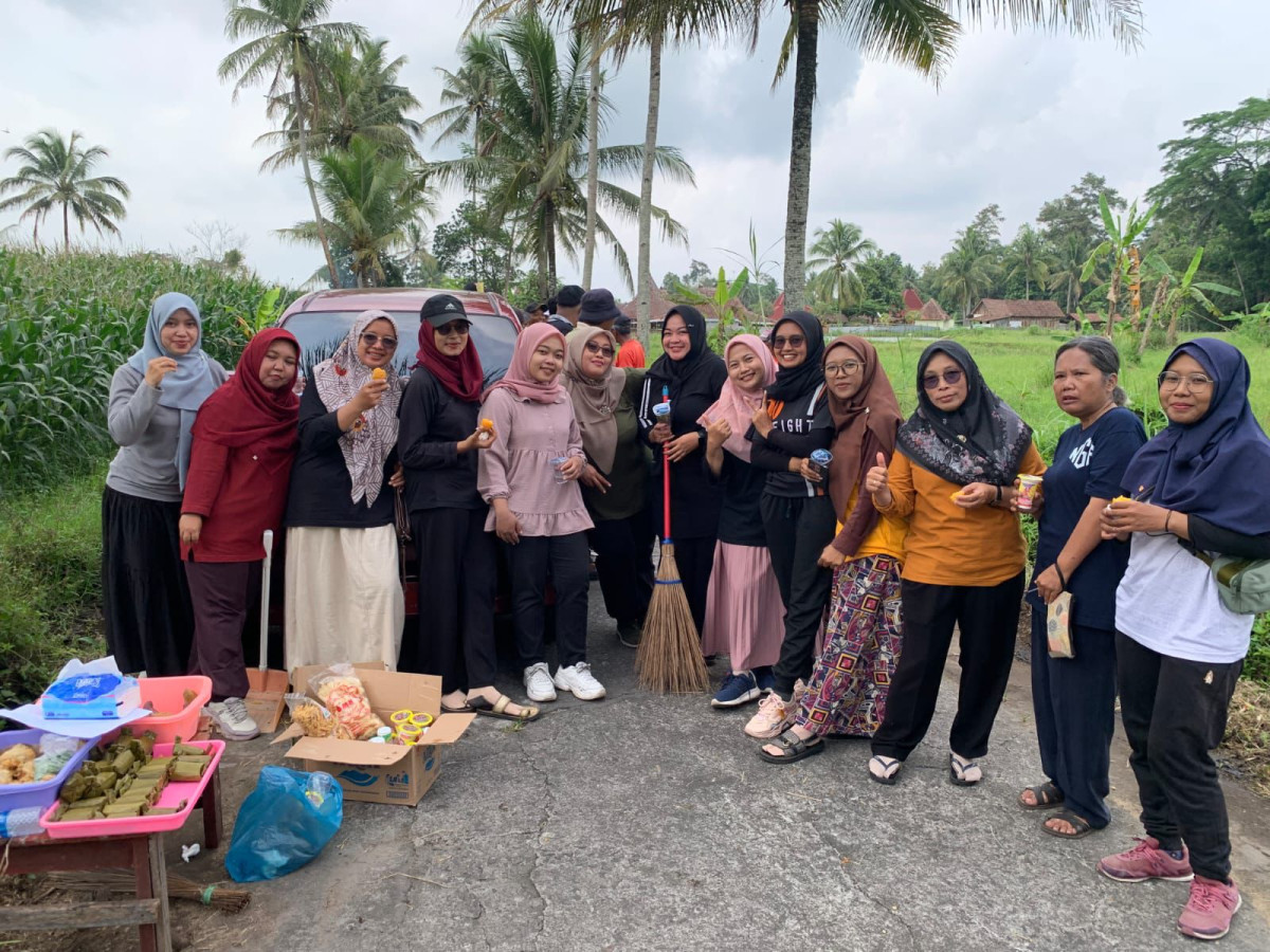 Kerja bakti dalam rangka lomba gelar pelangi yg diikuti warga puntuk