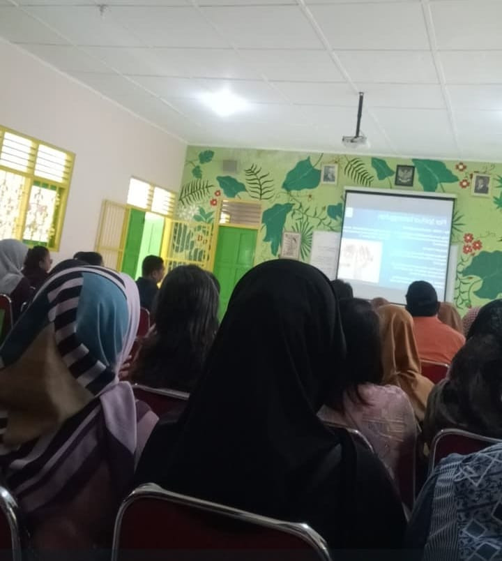 Pak dukuh puntuk menghadiri rapat wali murid di smpn 2 pakem
