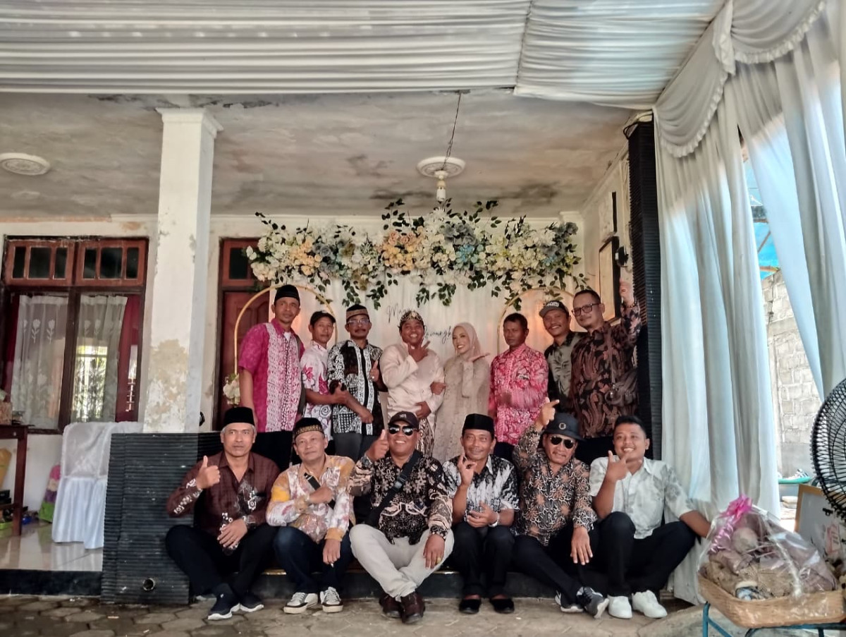 Pak dukuh puntuk menghadiri acara ijab pamong