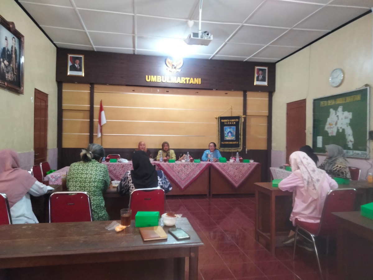 Pertemuan rutin pkk kalurahan bulan oktober oleh ibu dukuh puntuk