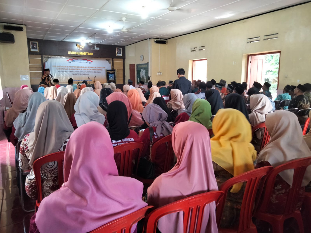 Perangkat Puntuk menghadiri acara pelantikan dan pengambilan sumpah jabatan kamituwa dan pangripta