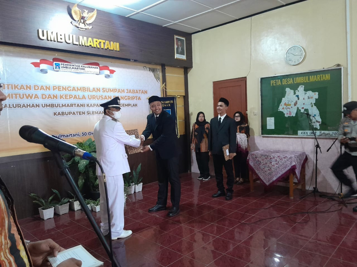 Pkk cilikan menghadiri pelantikan pamongbkalurahan