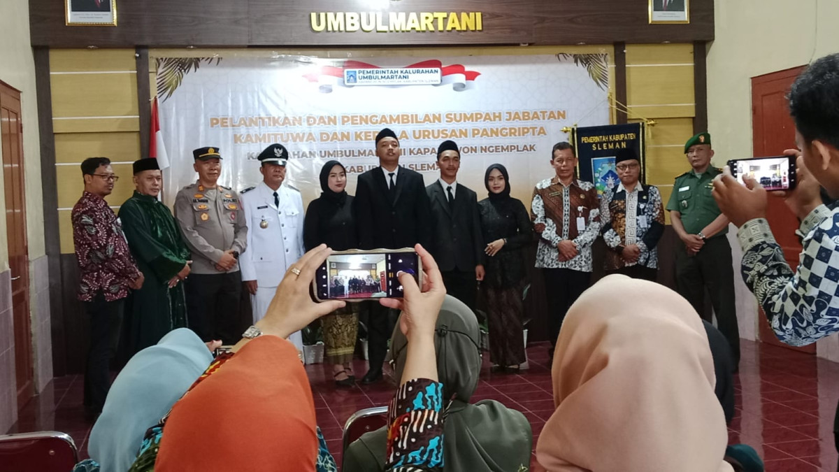 Bapak Ibu dukuh Degolan Menghadiri Pelantikan Kamituwa Dan Pangripta Kalurahan