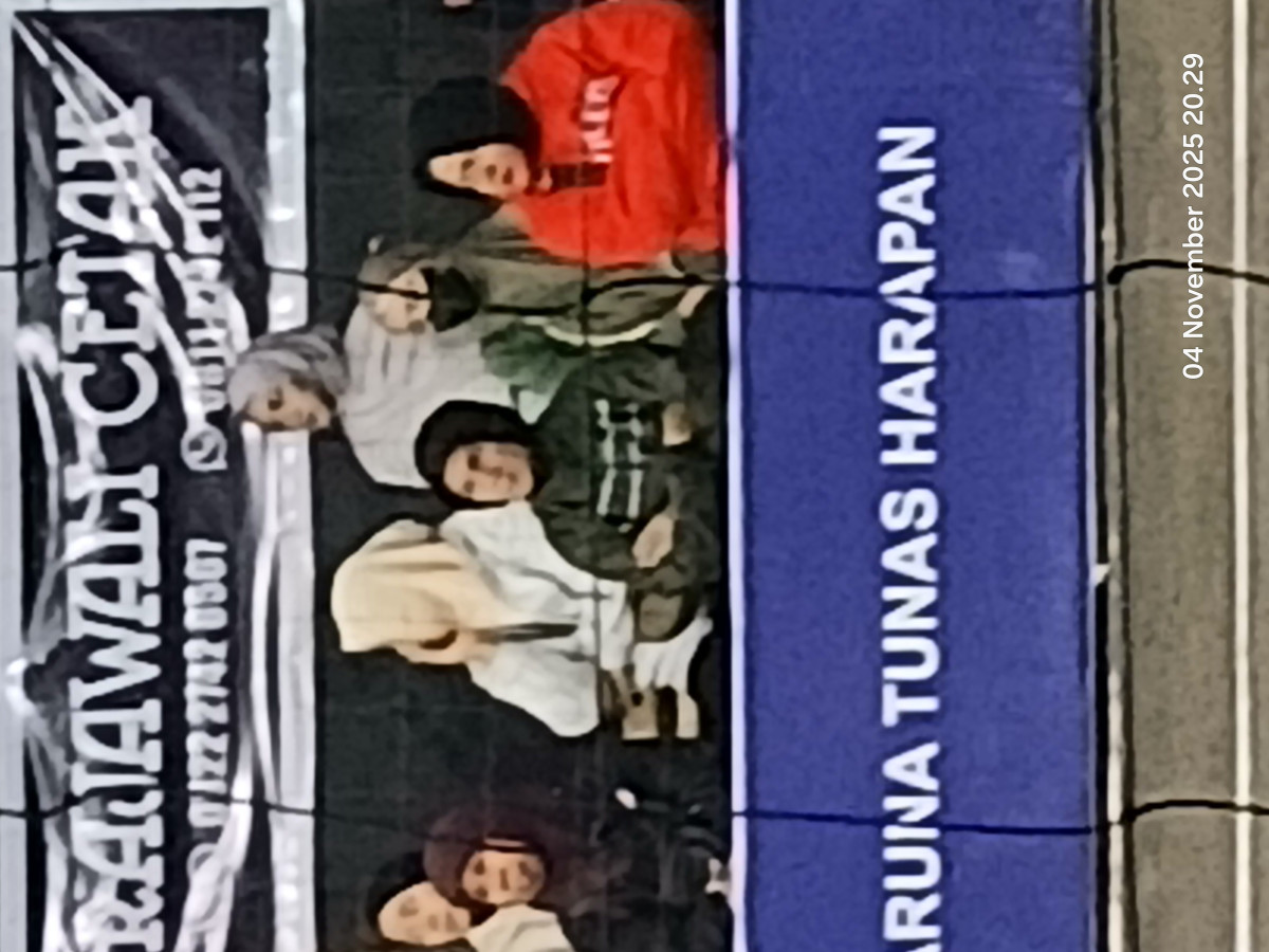 Warga cilikan menyaksikan porkal